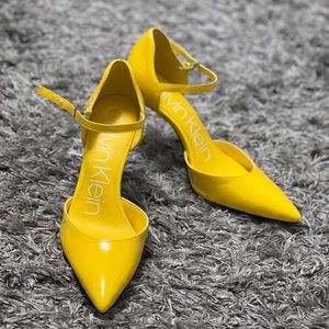 Yellow heels 👠